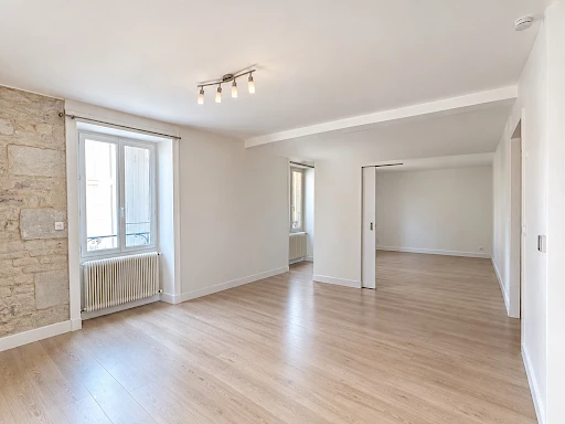 NIORT (HYPER CENTRE) - MAISON AVEC GARAGE - entièrement rénovée