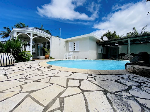 Villa de plein pied Bois de Nèfles T5 ( 3 chambres + dépendance ) - VUE MER