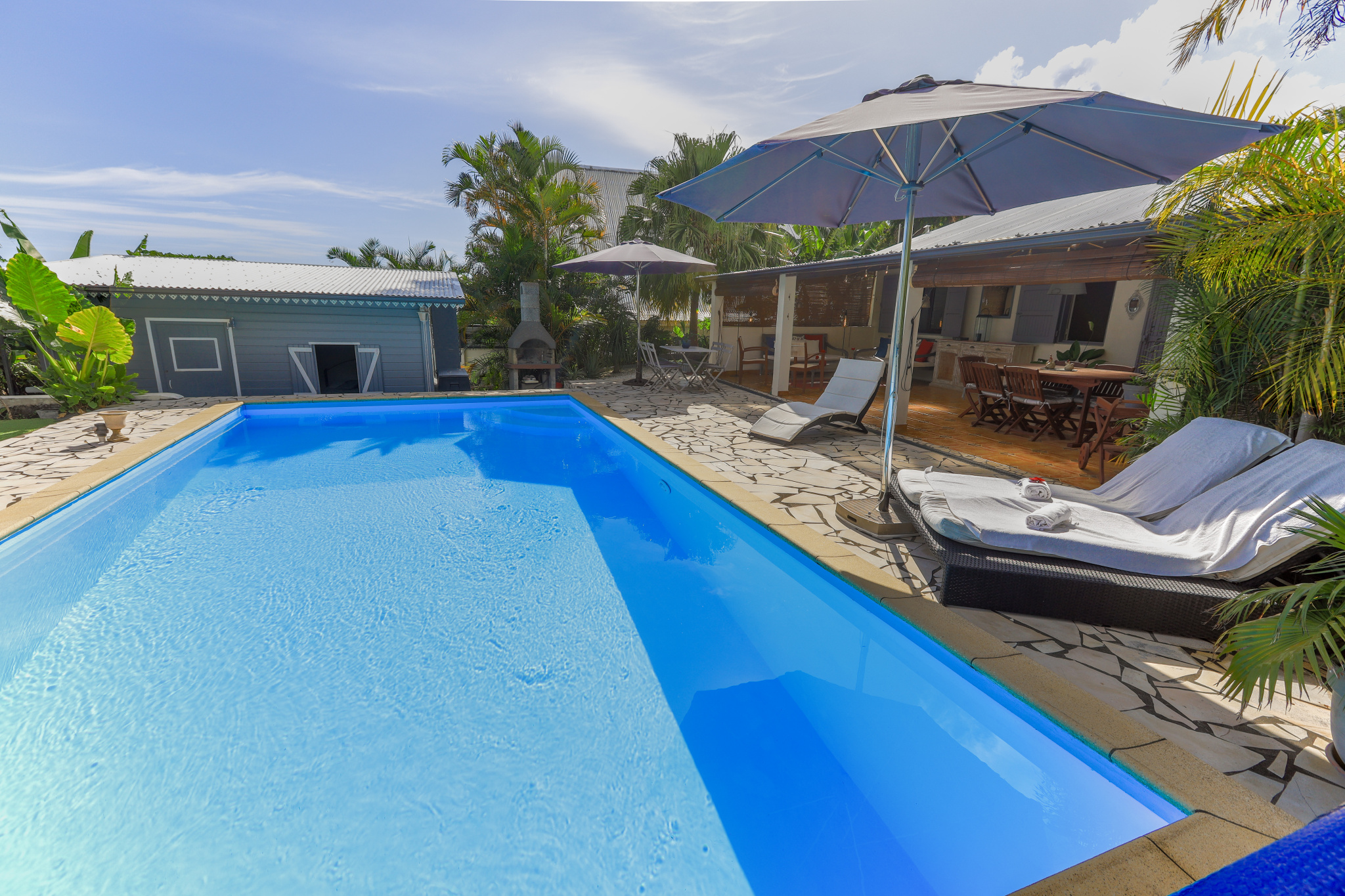 VILLA AVEC PISCINE  IDÉALEMENT SITUÉE À LA BRETAGNE ( 97490 ) - 1