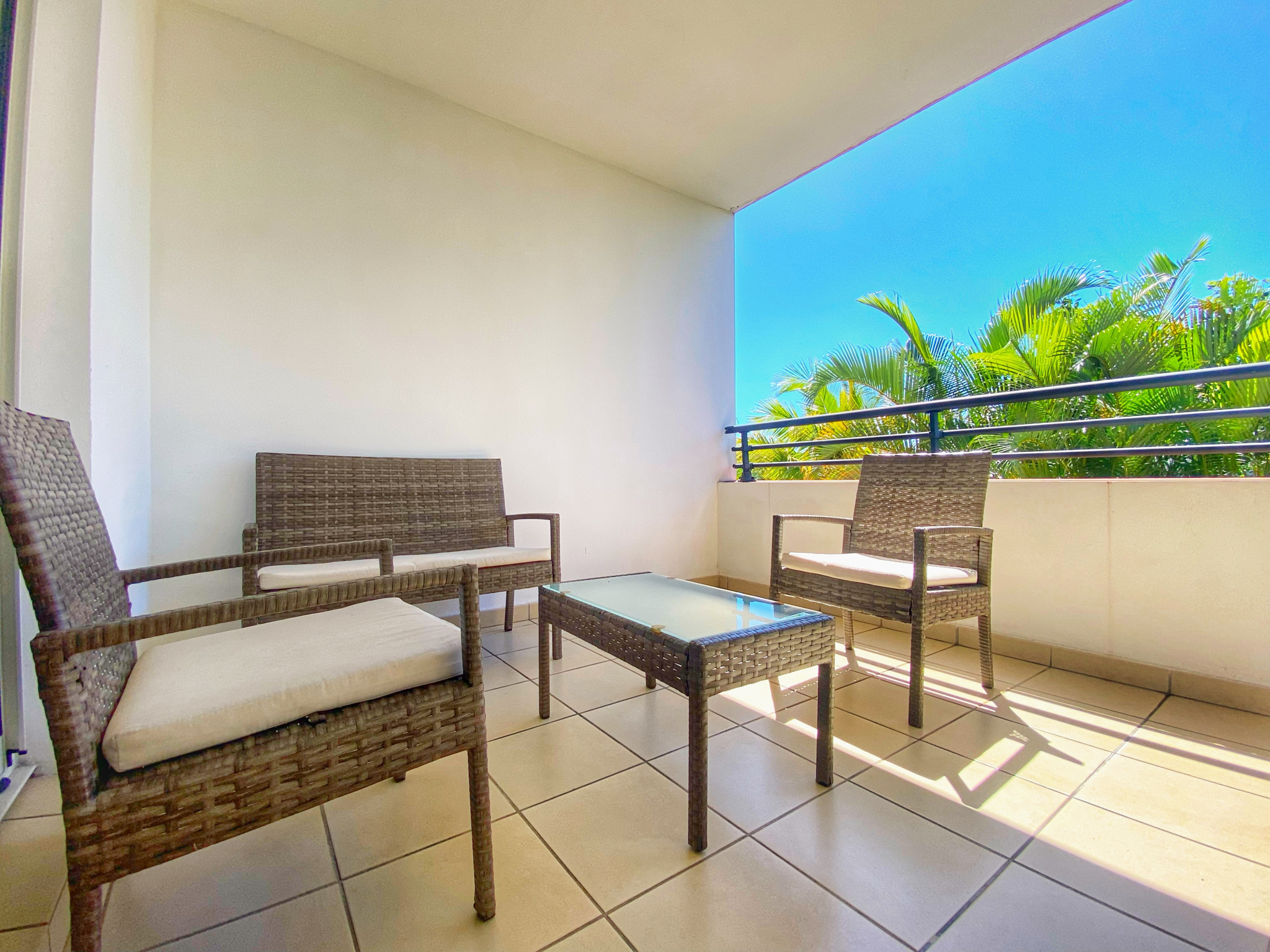 Joli T2 loué nu 56m2 habitables + 10m2 de varangue + parking - 1