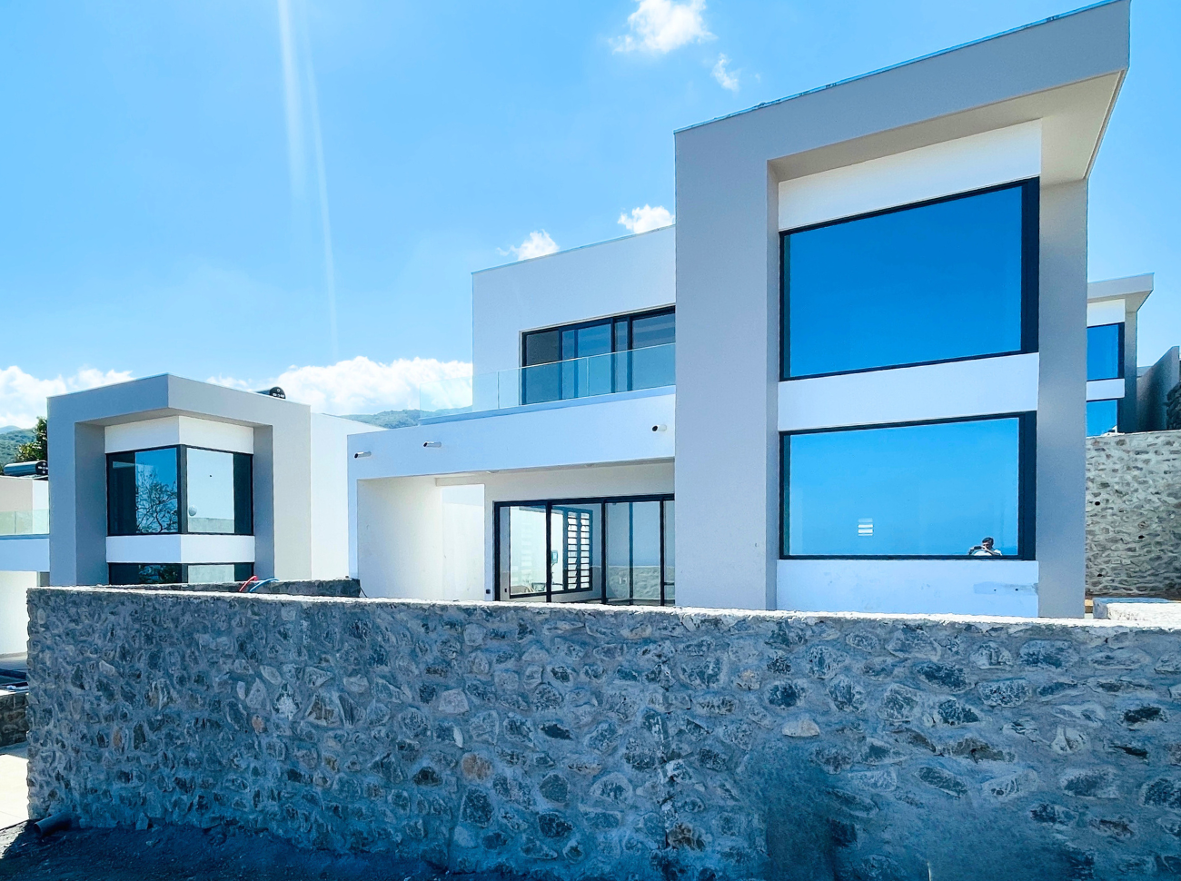 VILLA D'ARCHITECTE NEUVE AVEC VUE MER ET PISCINE SECTEUR BOEUF MORT - 1