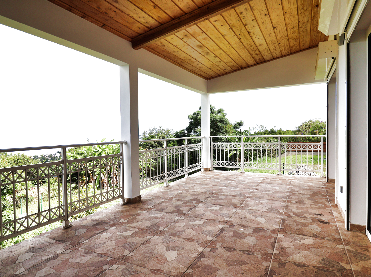 MAISON T6 DANS UN ENVIRONNEMENT CALME AVEC VUE MER - 1