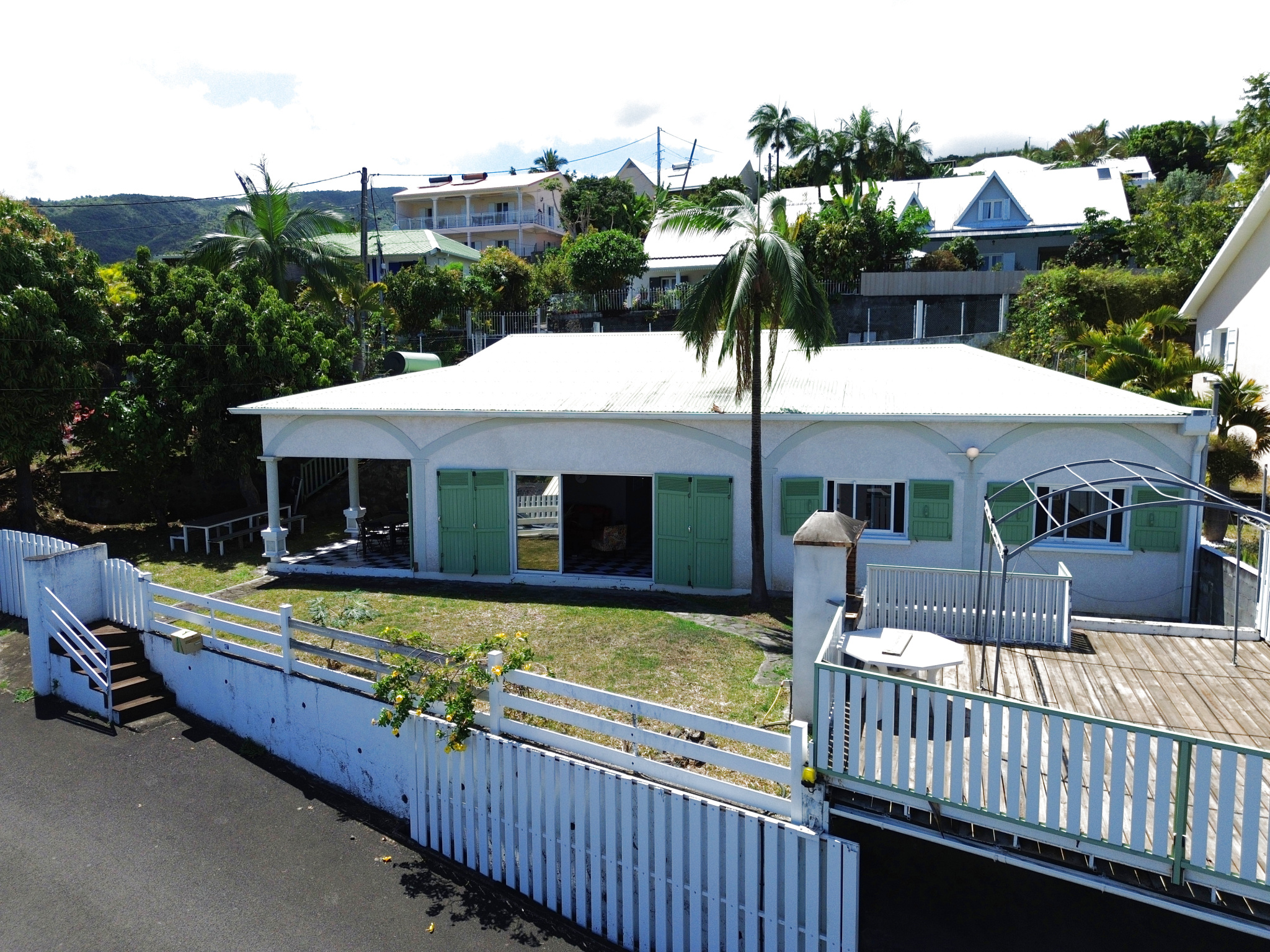 SAINT PAUL (LA PLAINE) - LOCATION MEUBLÉE DE TYPE T4/5 AVEC GARAGE - 1
