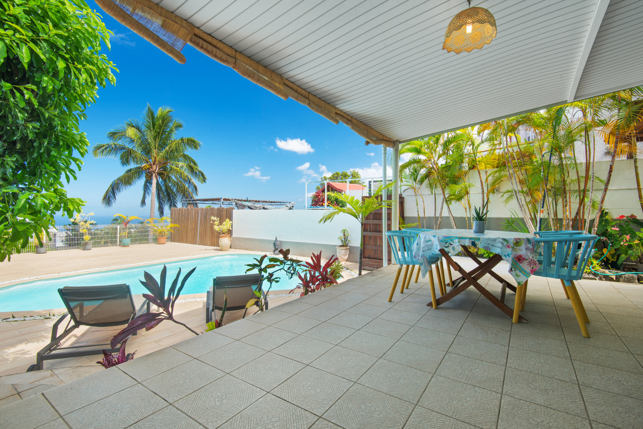 VILLA AVEC PISCINE & VUE MER - A LA POSSESSION (PICHETTE)