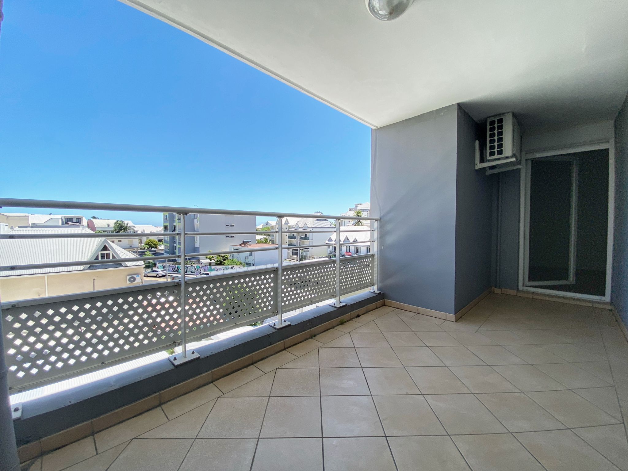Beau T2 LIBRE - ST DENIS Proche du JARDIN DE L'ETAT - 1