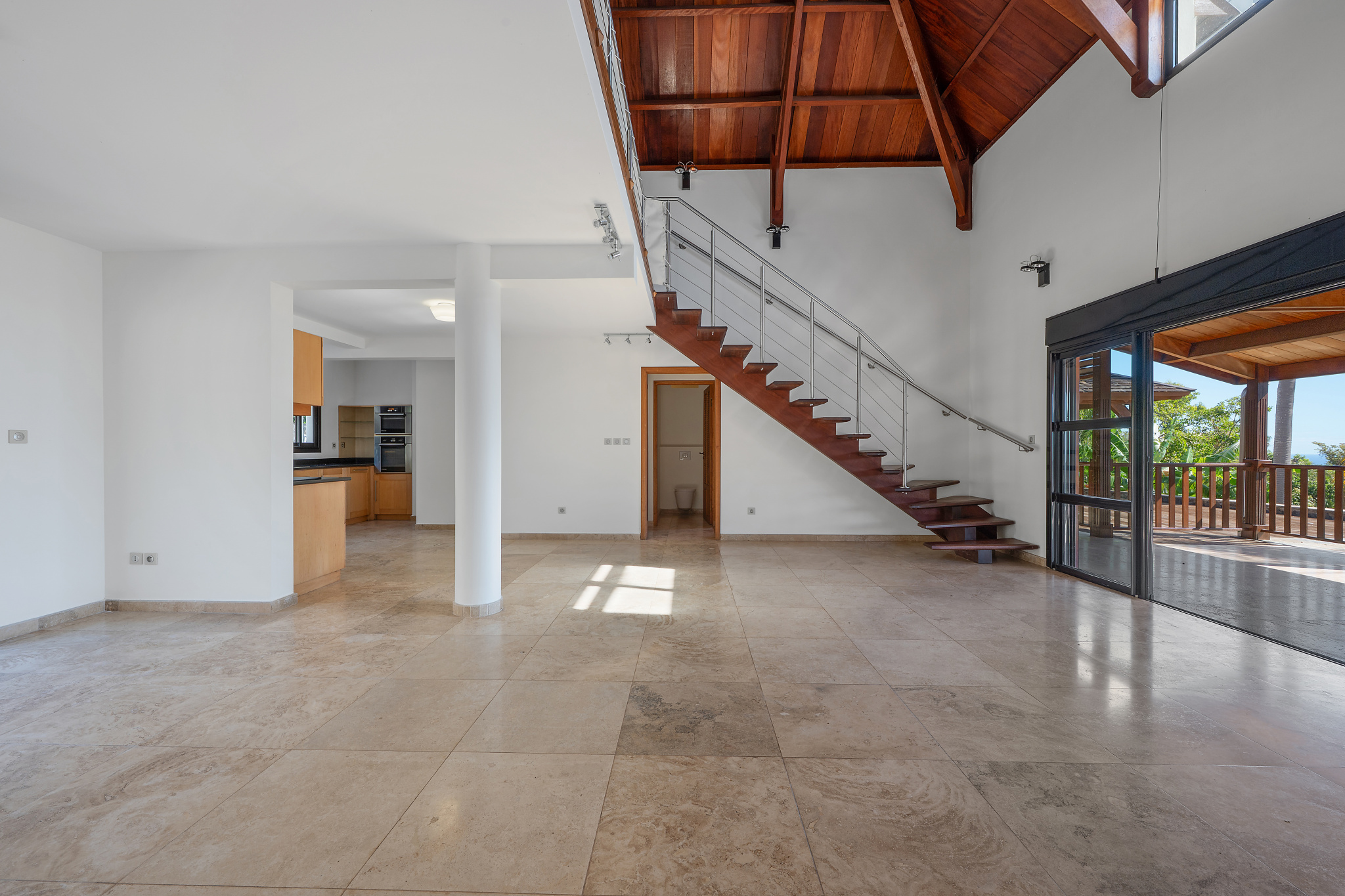 LA MONTAGNE (CHEMIN CAP BERNARD) - MAISON T4 + DÉPENDANCE AVEC PISCINE ET VUE MER