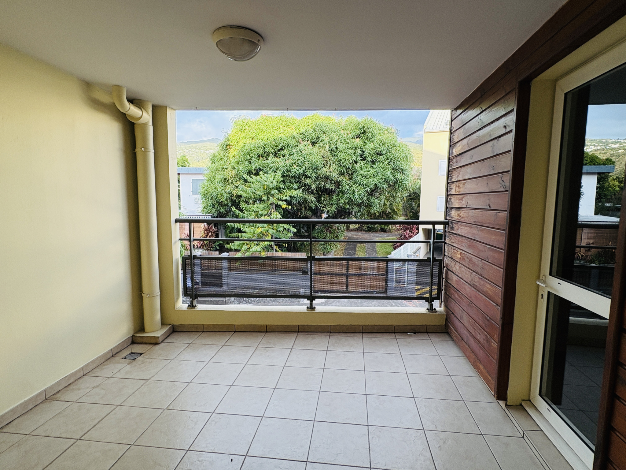 LA POSSESSION (CENTRE VILLE) - LOCATION APPARTEMENT T3 AVEC VARANGUE ET PARKING - 1