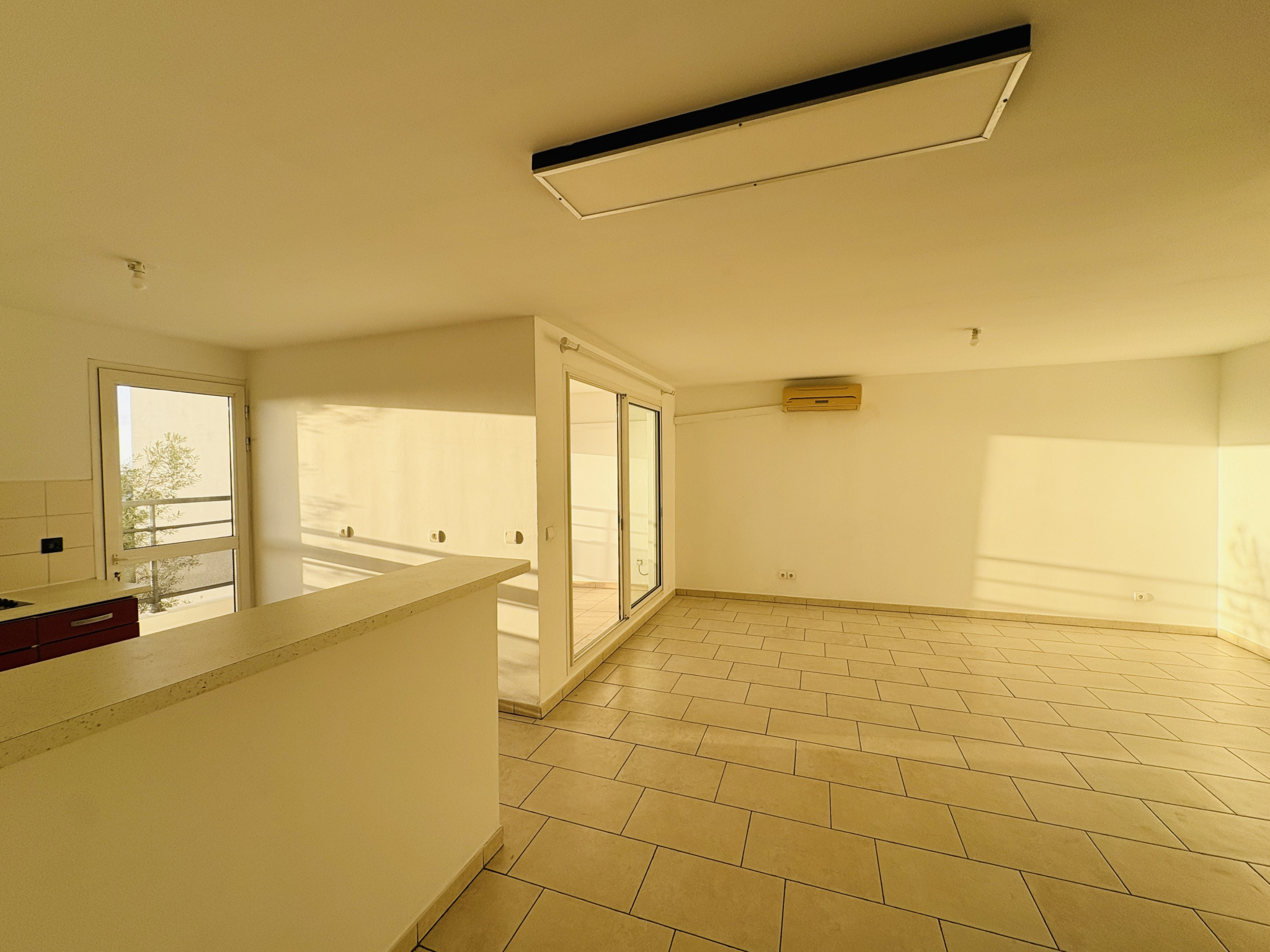 LA POSSESSION (CENTRE VILLE) - LOCATION APPARTEMENT T3 AVEC VARANGUE ET PARKING - 1