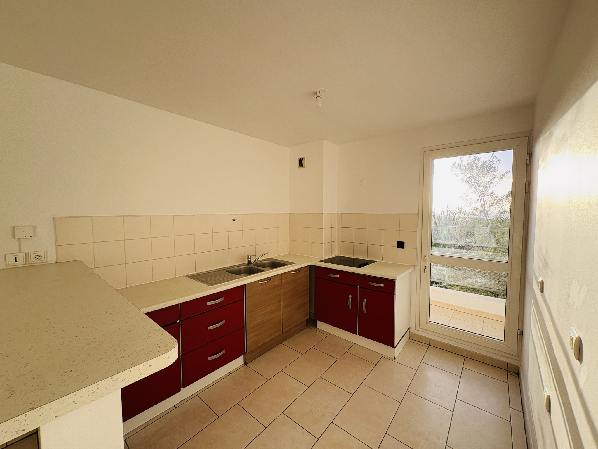 LA POSSESSION (CENTRE VILLE) - LOCATION APPARTEMENT T3 AVEC VARANGUE ET PARKING