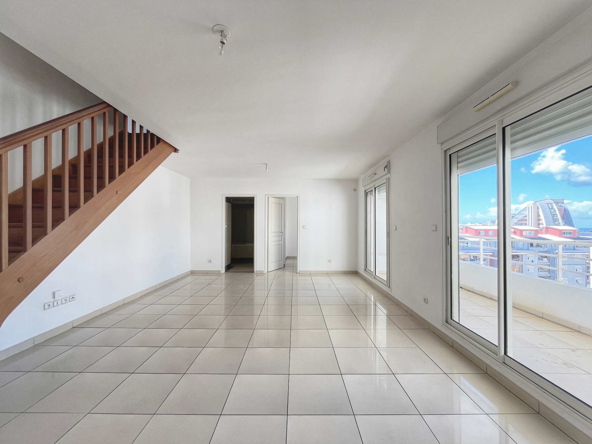 SAINT-DENIS (PROCHE CADJEE) T4 DUPLEX AU DERNIER ETAGE  - LIBRE