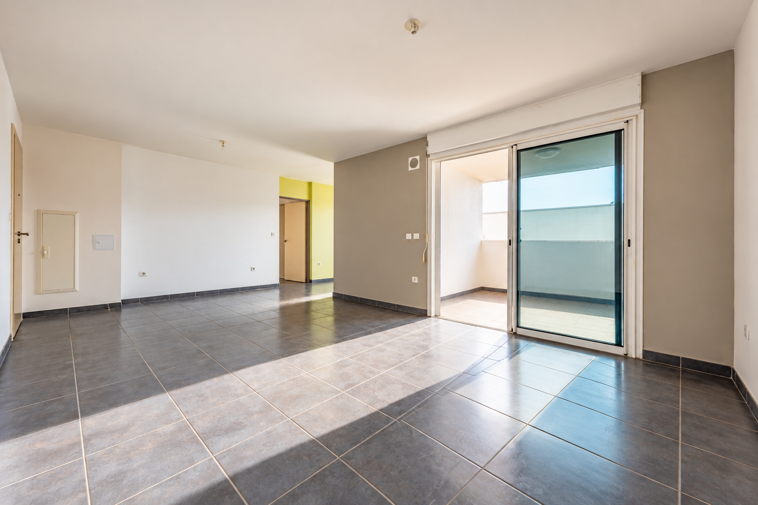 SAINT LEU (FRONT DE MER) -  APPARTEMENT T3 AVEC 2 PLACES DE PARKING - 1