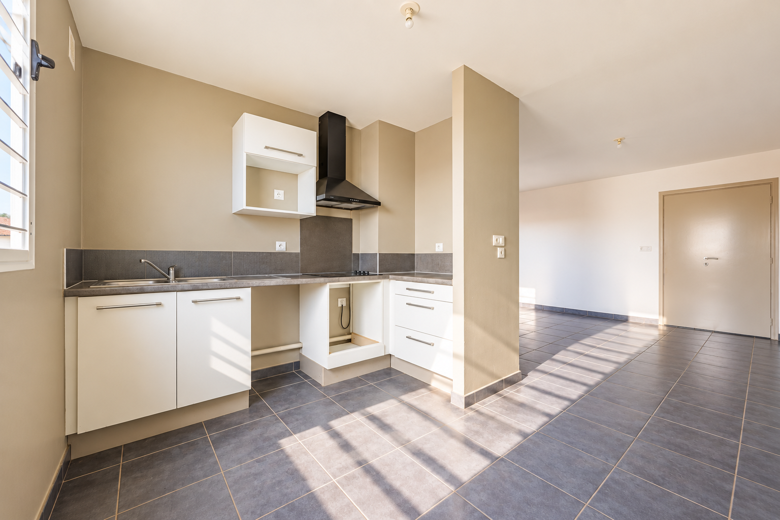 SAINT LEU (FRONT DE MER) -  APPARTEMENT T3 AVEC 2 PLACES DE PARKING