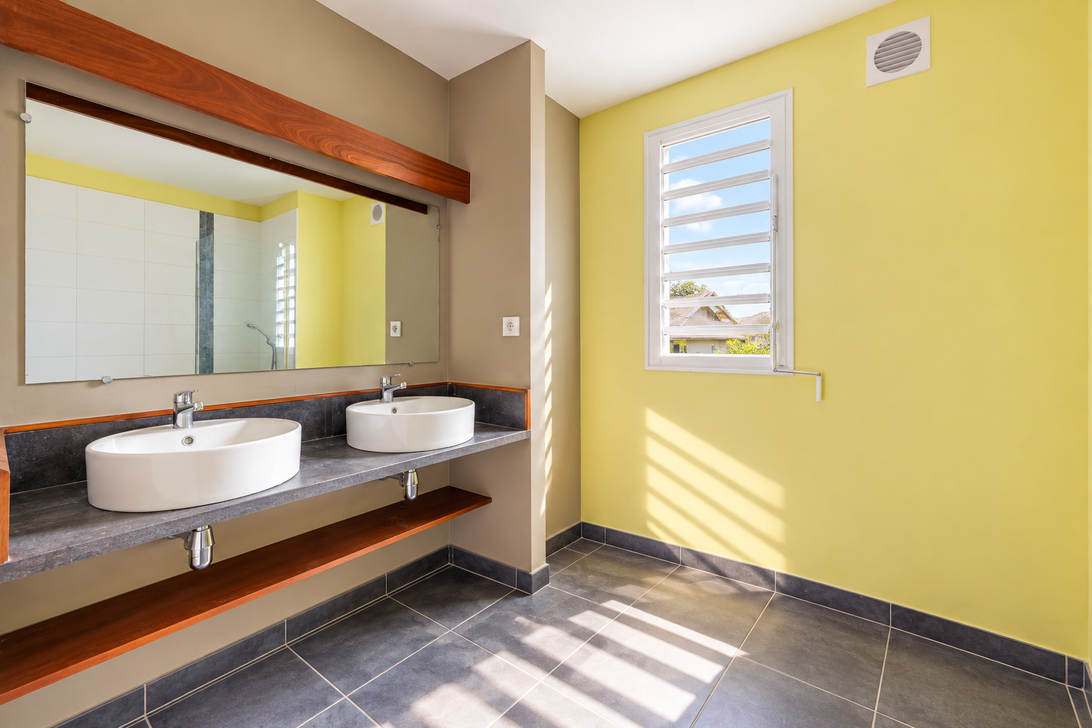 SAINT LEU (FRONT DE MER) -  APPARTEMENT T3 AVEC 2 PLACES DE PARKING