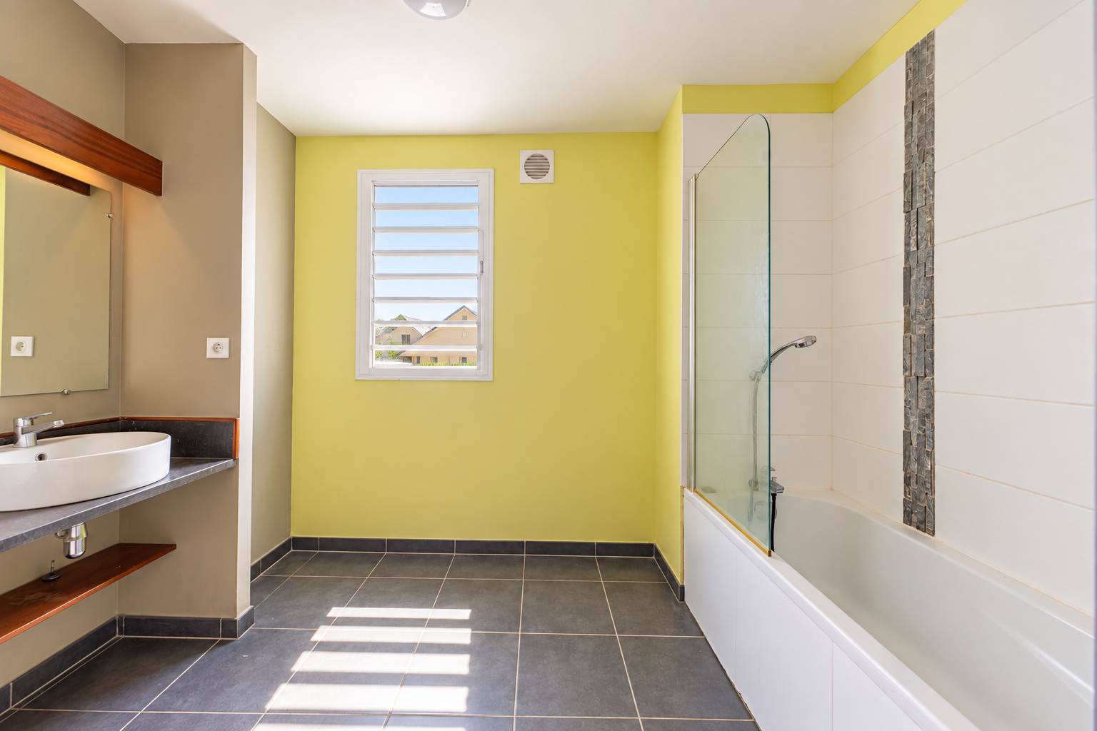 SAINT LEU (FRONT DE MER) -  APPARTEMENT T3 AVEC 2 PLACES DE PARKING