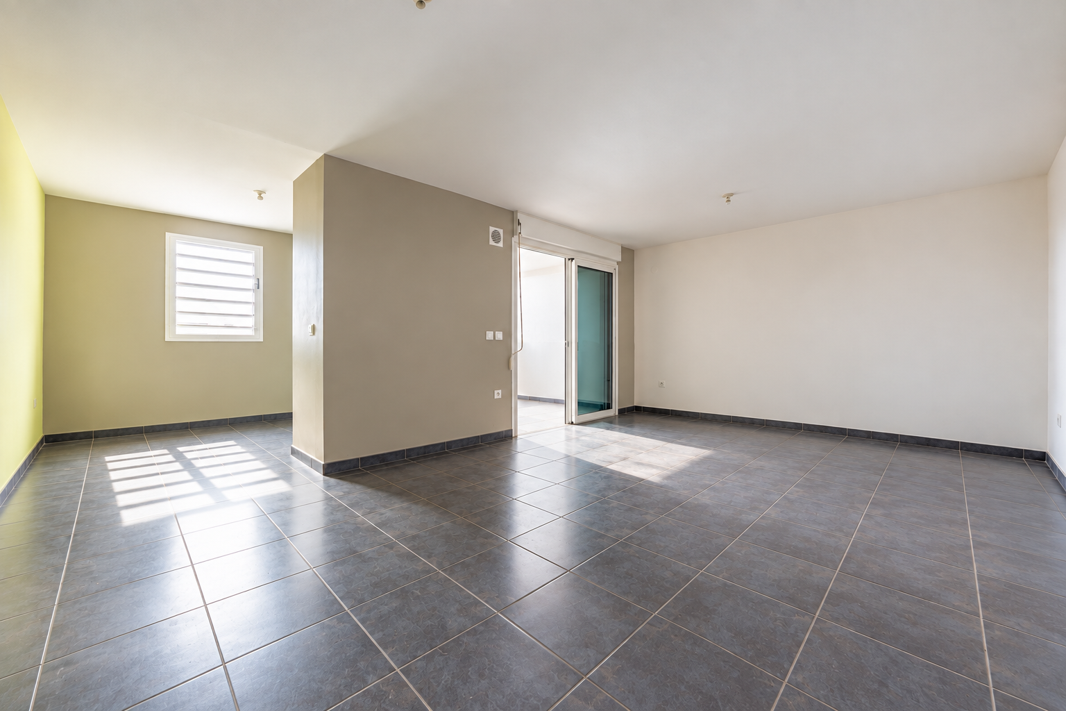 SAINT LEU (FRONT DE MER) -  APPARTEMENT T3 AVEC 2 PLACES DE PARKING