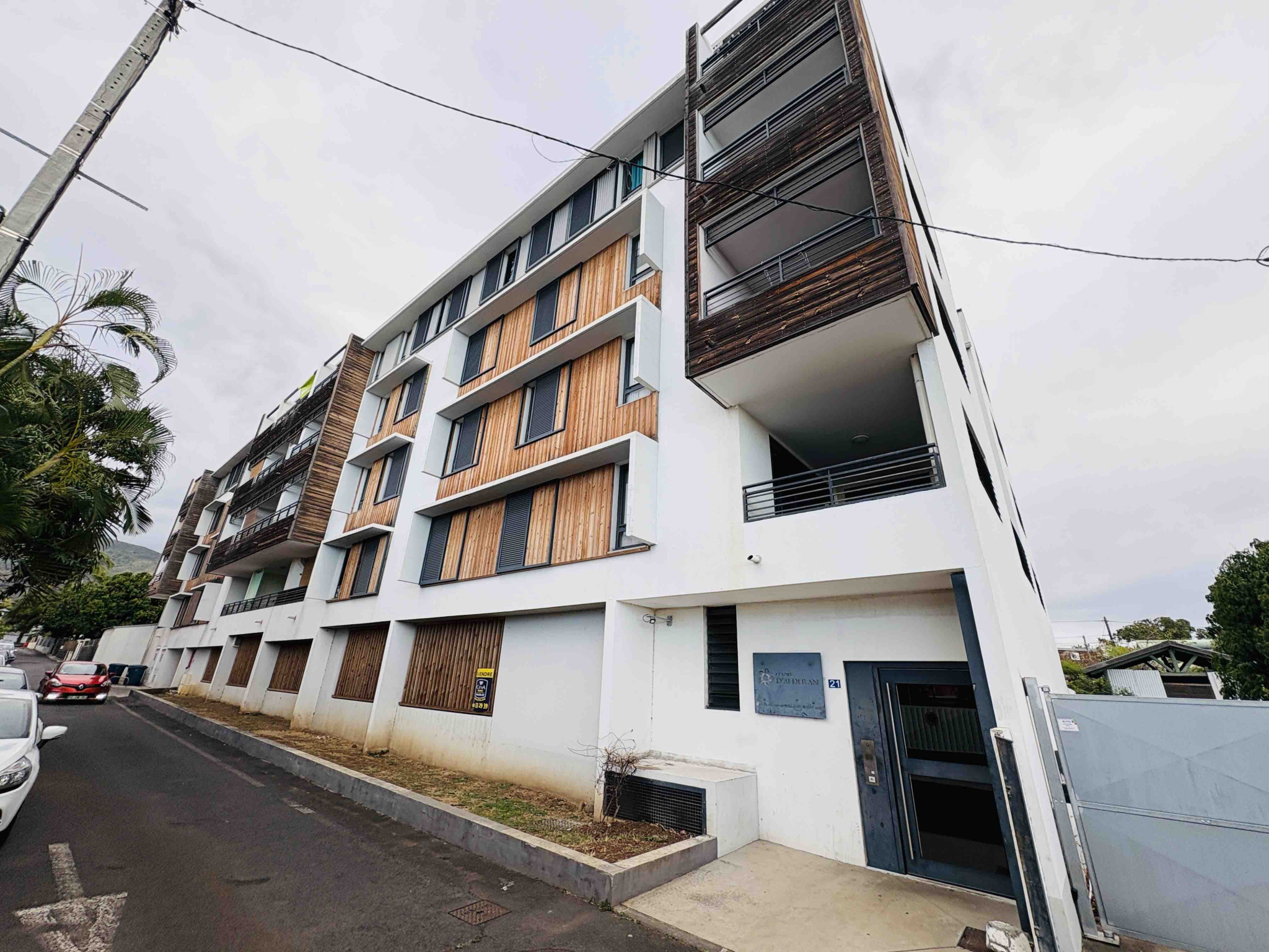 LA POSSESSION (CENTRE VILLE) - APPARTEMENT T2 - 1