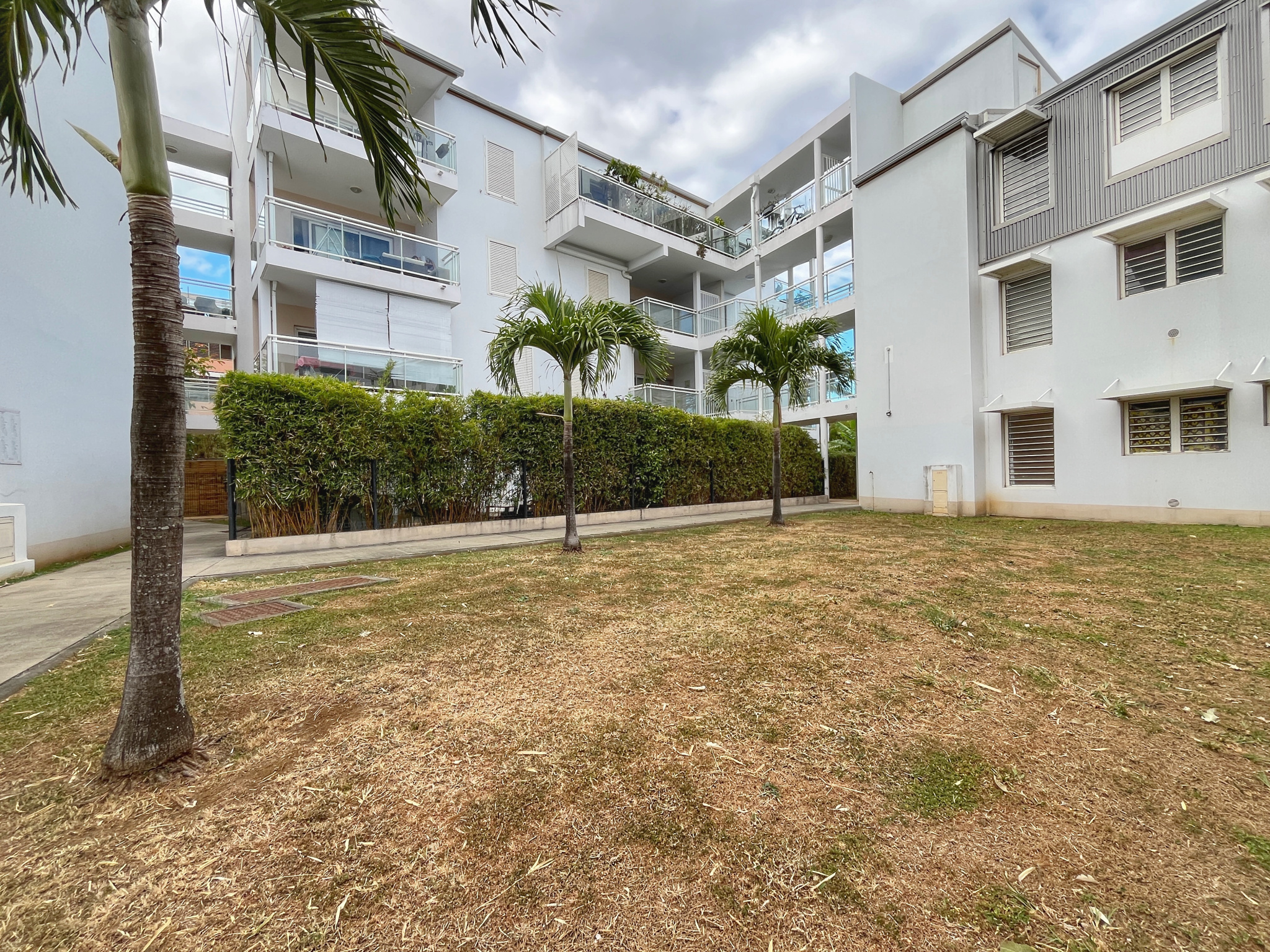 SAINTE CLOTILDE  - APPARTEMENT T2 AVEC 2 JARDINS - 1