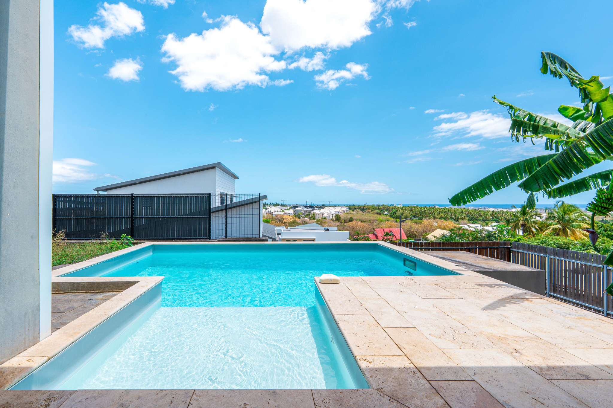 RARE SUR SECTEUR VILLA 147 m2  AVEC PISCINE A LA POSSESSION - 1
