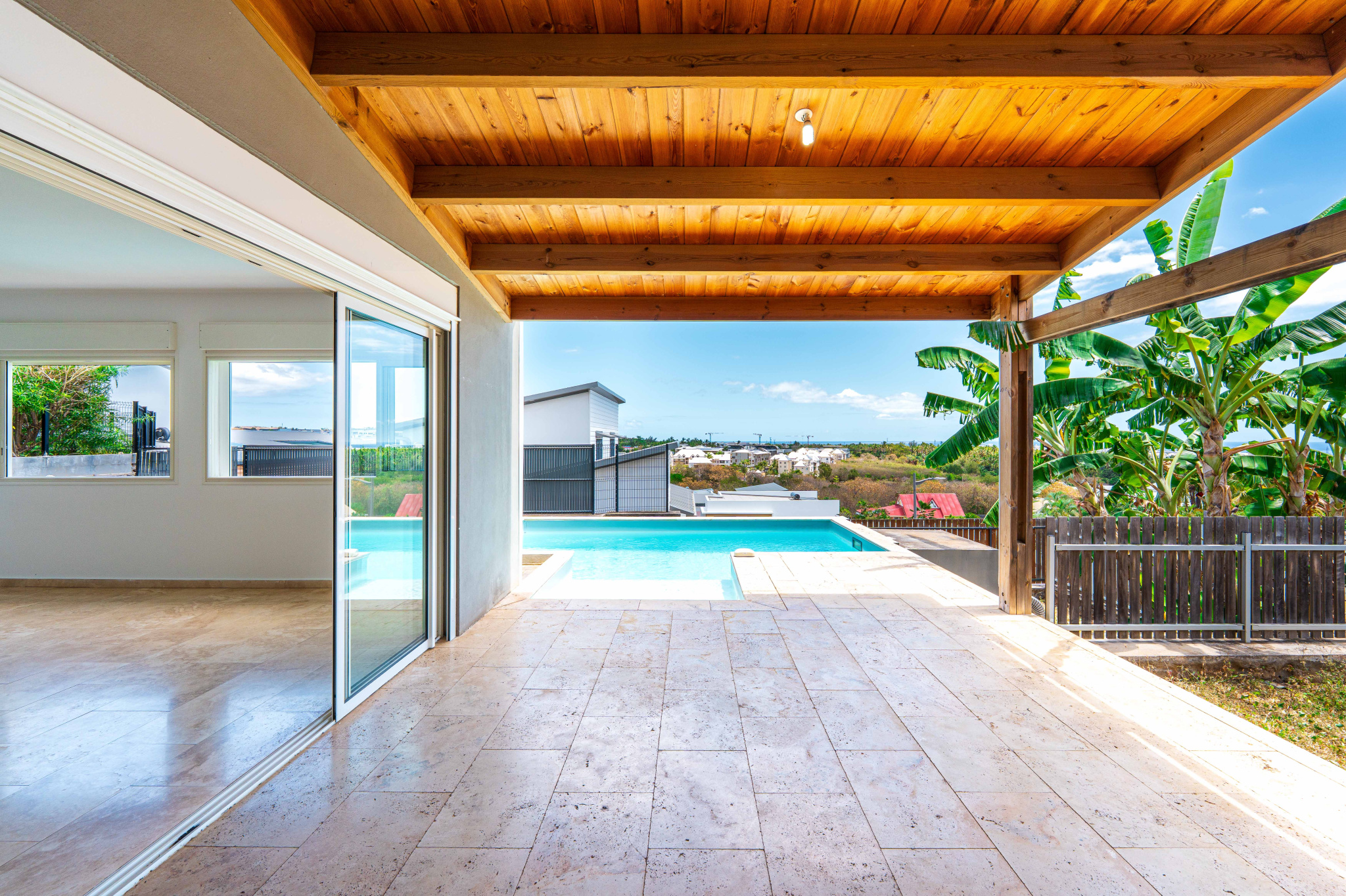 RARE SUR SECTEUR VILLA 147 m2  AVEC PISCINE A LA POSSESSION