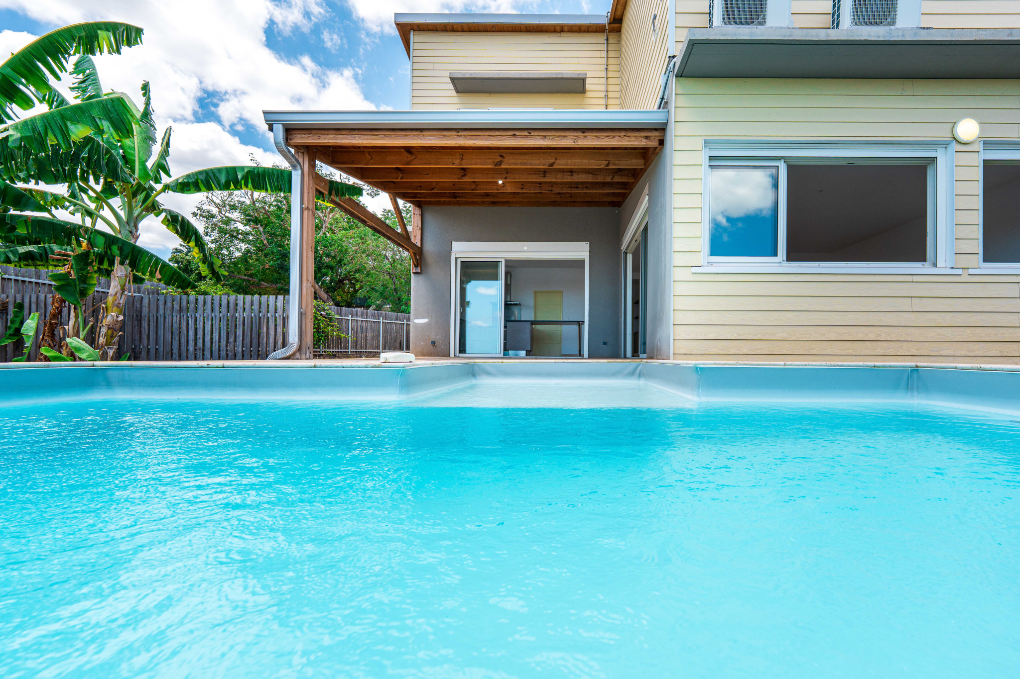 RARE SUR SECTEUR VILLA 147 m2  AVEC PISCINE A LA POSSESSION