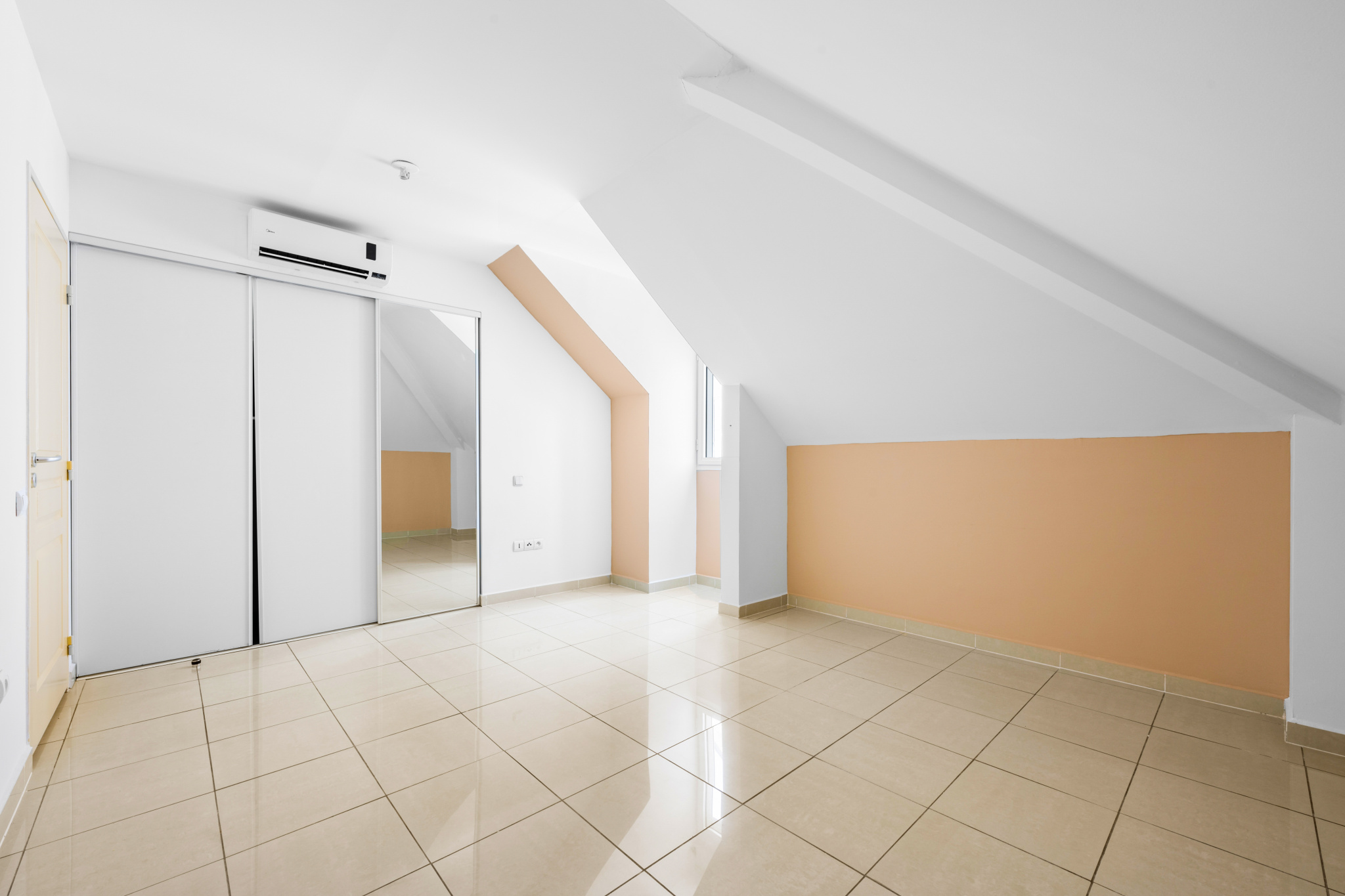 ST DENIS (BAS DE LA RIVIERE) - APPARTEMENT T3/4 EN DUPLEX