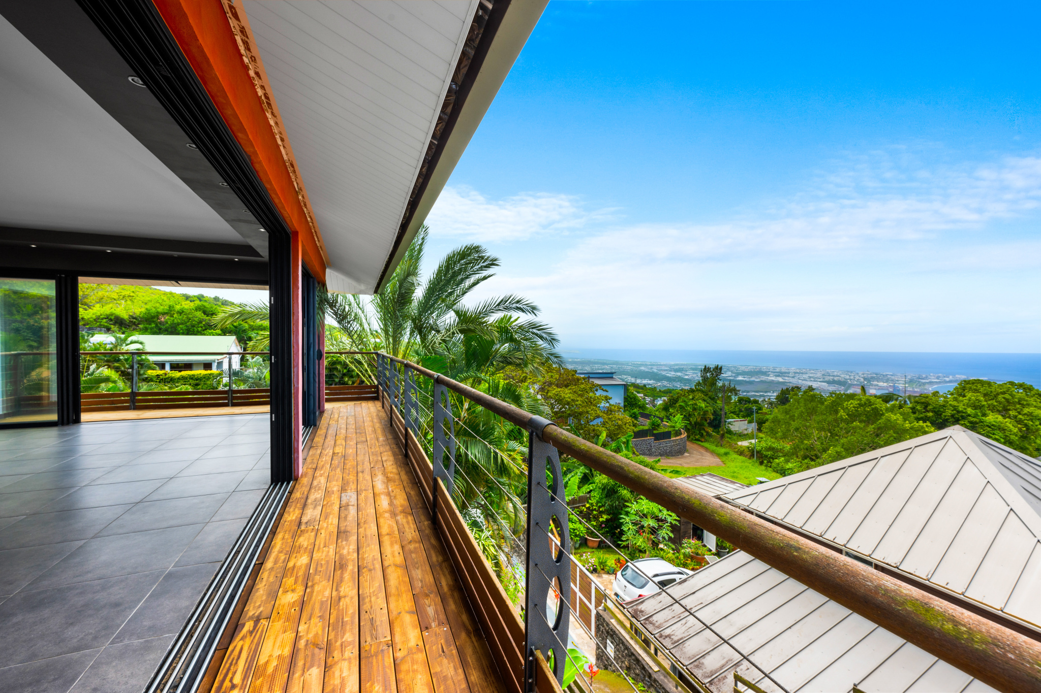 LA POSSESSION (RAVINE A MALHEUR) - EXCLUSIVITE VILLA  241 m2 AVEC PISCINE ET VUE MER
