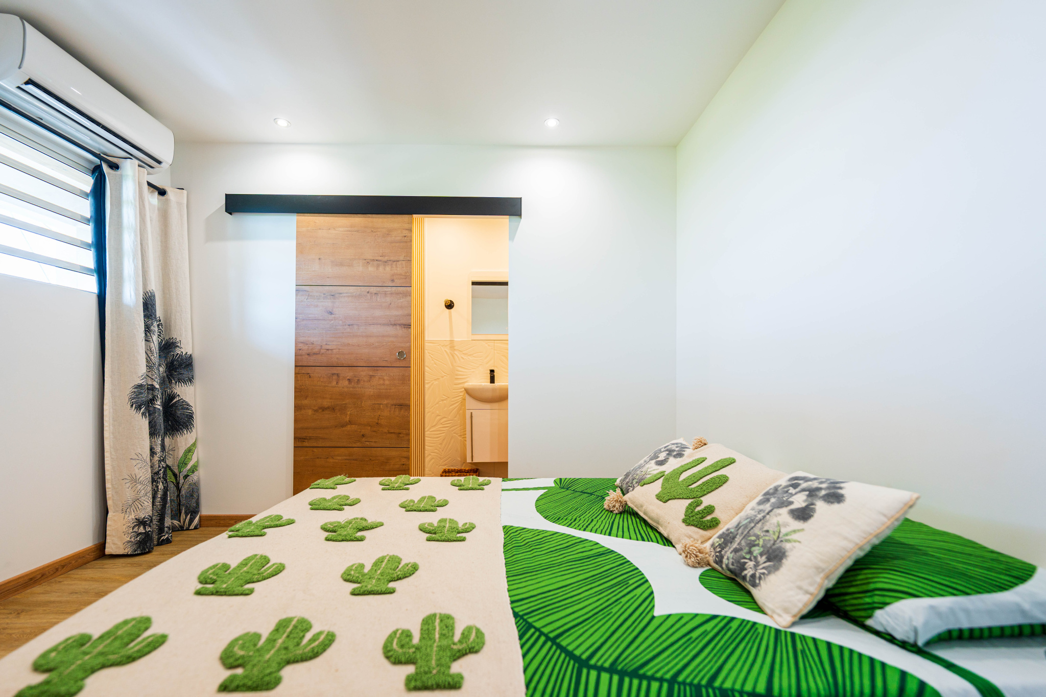 SAINT PAUL MAGNIFIQUE VILLA AVEC PISCINE + 2 LOGEMENTS INDEPENDANTS (QUARTIER LA PLAINE)