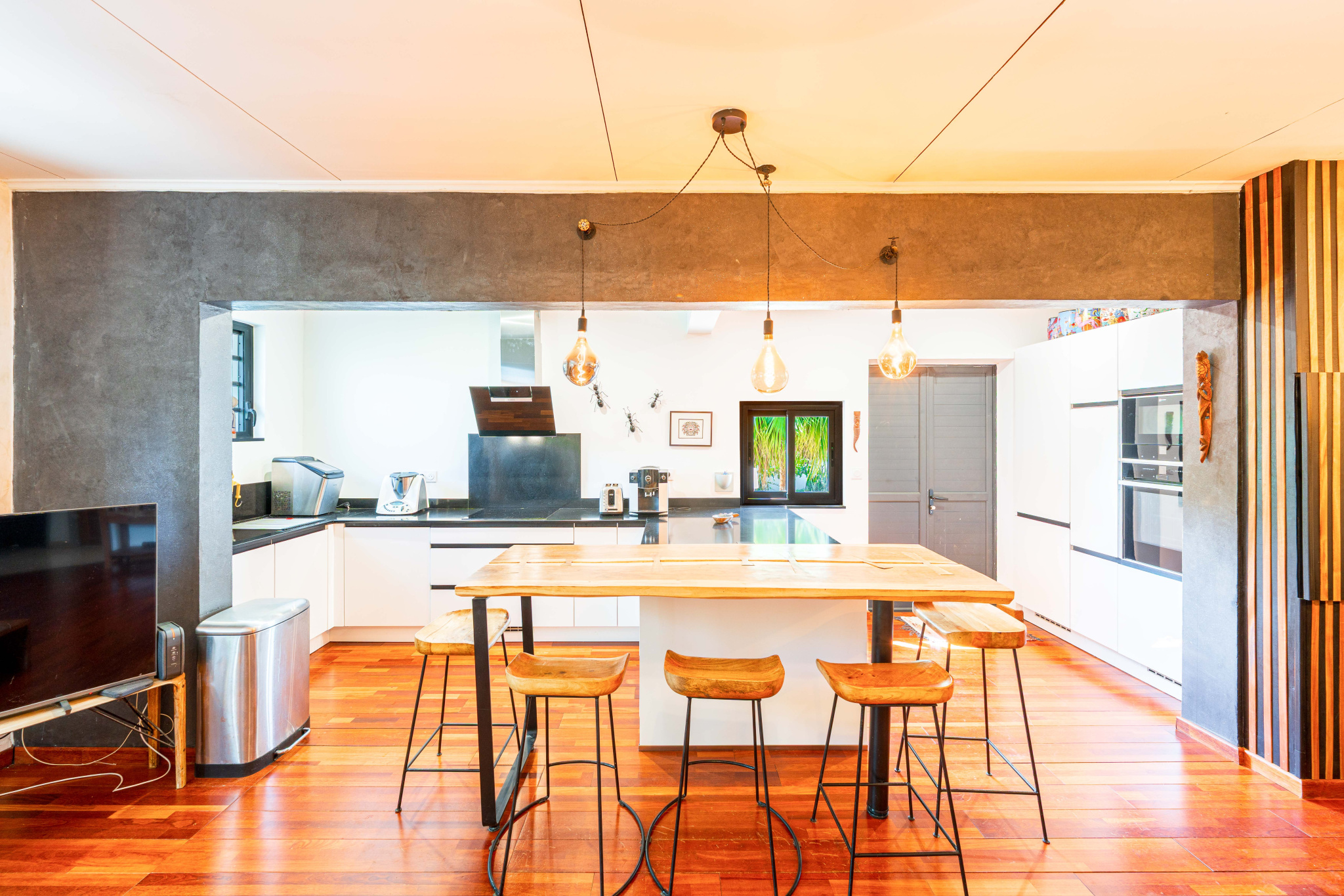SAINT PAUL MAGNIFIQUE VILLA AVEC PISCINE + 2 LOGEMENTS INDEPENDANTS (QUARTIER LA PLAINE)