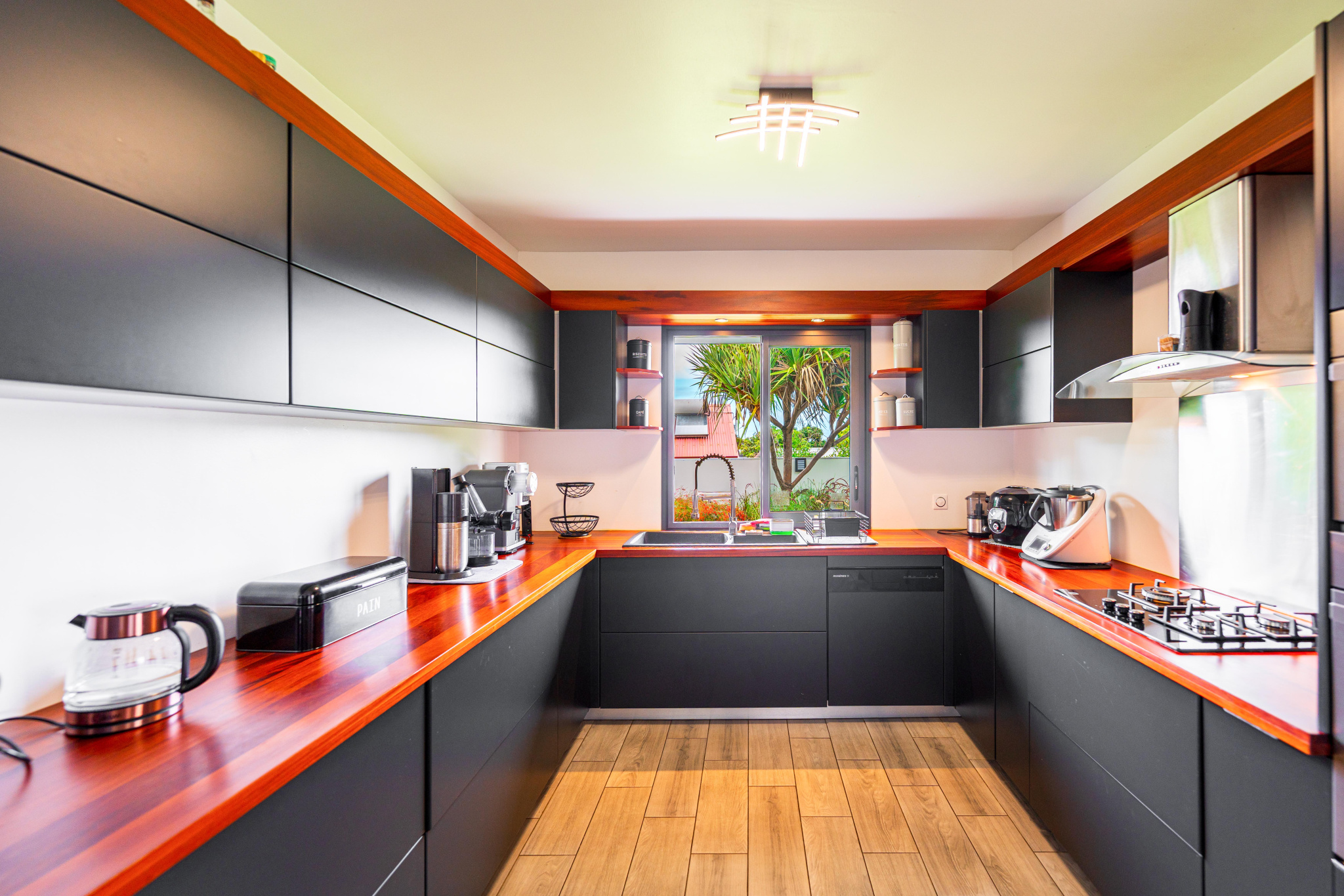 SAINT JOSEPH - MAGNIFIQUE VILLA 125 M2 Habitable et 160 M2 utile AVEC PISCINE TERRAIN 1 066 m2