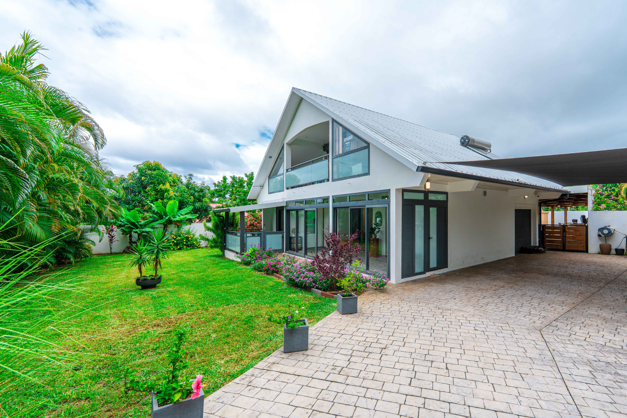 SAINT JOSEPH - MAGNIFIQUE VILLA 125 M2 Habitable et 160 M2 utile AVEC PISCINE TERRAIN 1 066 m2