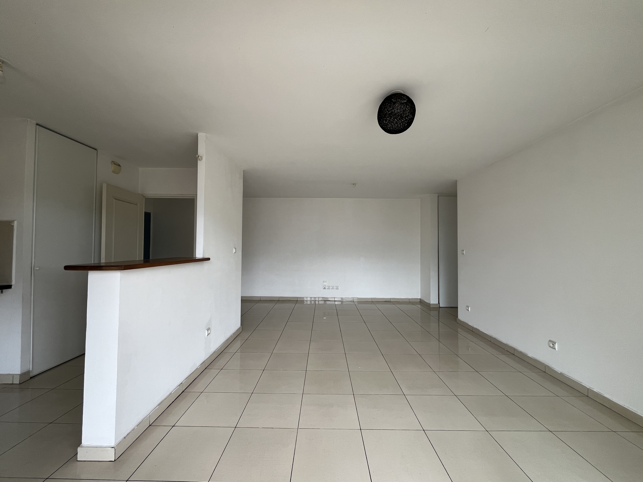 SAINT DENIS (STE CLOTILDE) - APPARTEMENT T4 LIBRE 2 PARKINGS