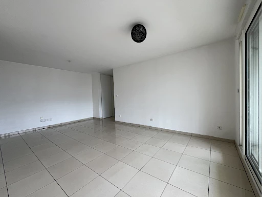 SAINT DENIS (STE CLOTILDE) - APPARTEMENT T4 LIBRE 2 PARKINGS