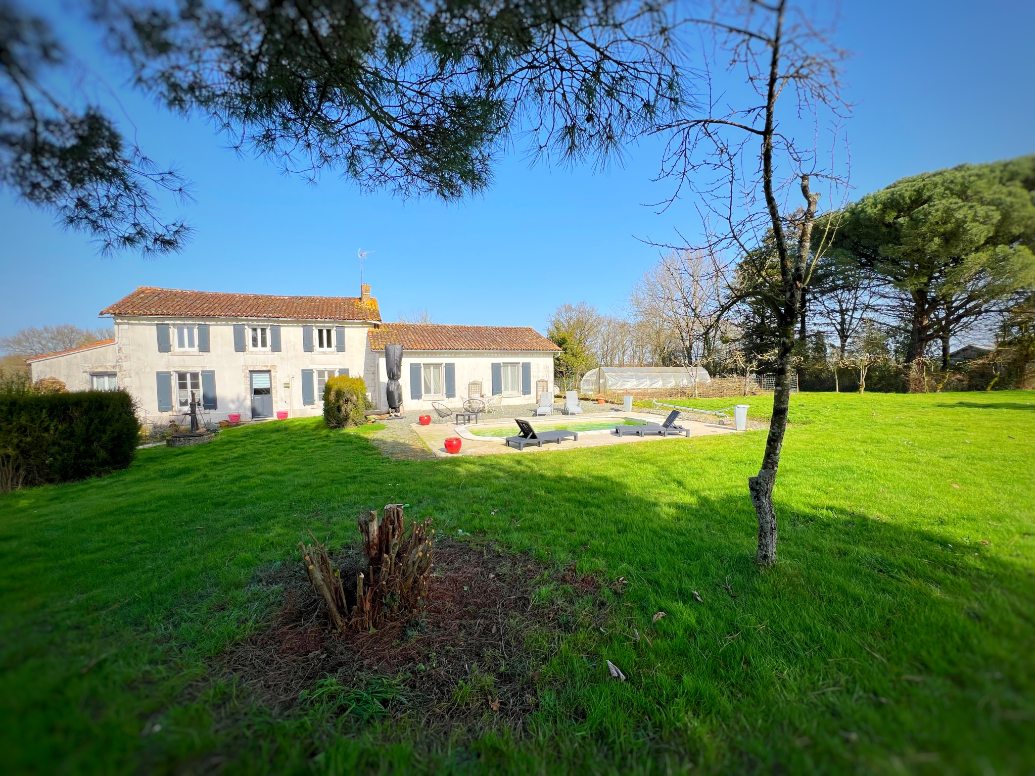 VOUHÉ - MAISON F5 AVEC PISCINE - 1