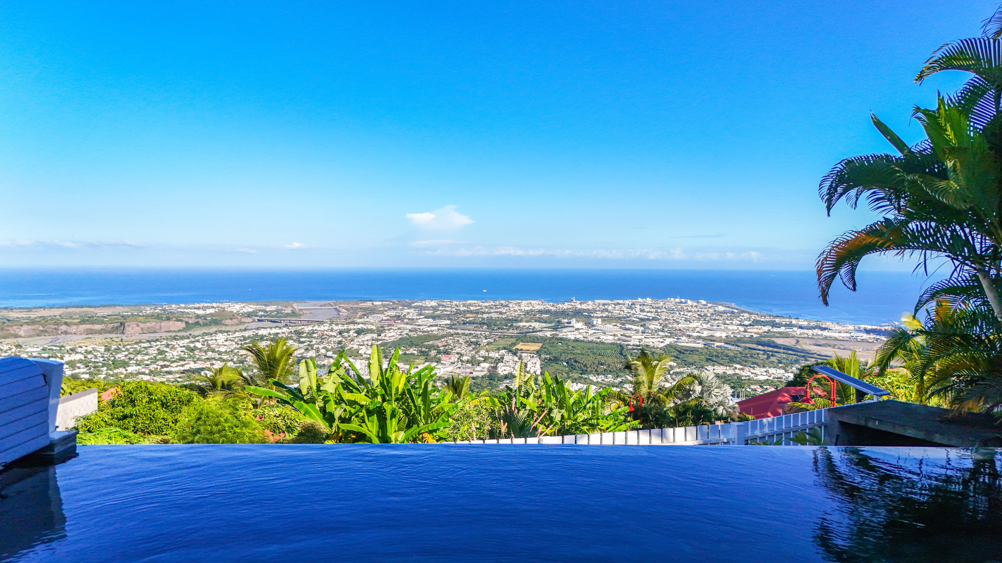 EXCEPTIONNELLE VUE MER VILLA T4/5 AVEC PISCINE GARAGE A LA POSSESSION - 1