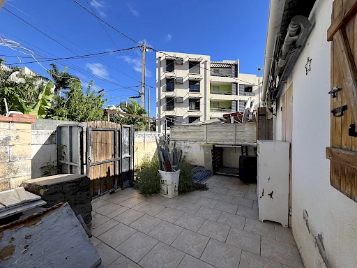 SAINT DENIS (BELLEPIERRE) - PETITE MAISON À 2 minutes du CHU   OPPORTUNITE à 130 000 € !