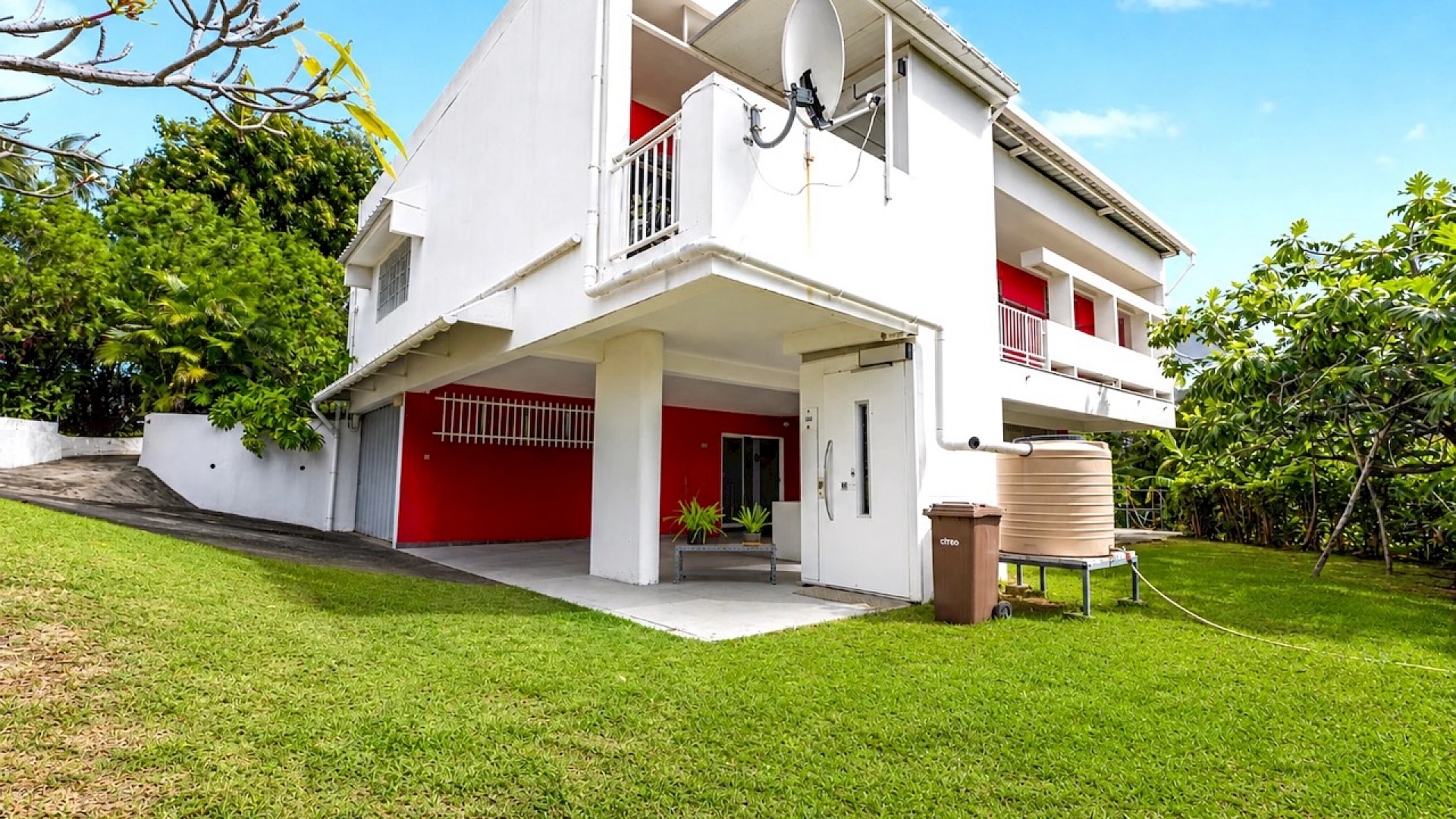 SAINT DENIS (REUNION) - MAISON T6 BAS DE MONTGAILLARD - TERRAIN 3 400m2