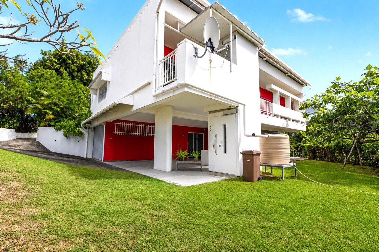 SAINT DENIS (REUNION) - MAISON T6 BAS DE MONTGAILLARD - TERRAIN 3 400m2 - 1