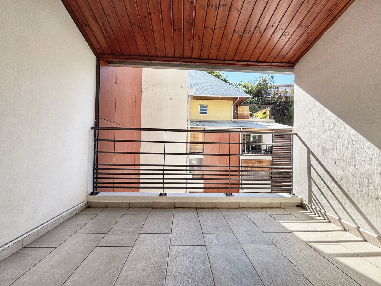 SAINT DENIS (REUNION) - STUDIO LOUÉ SPECIAL INVESTISSEURS