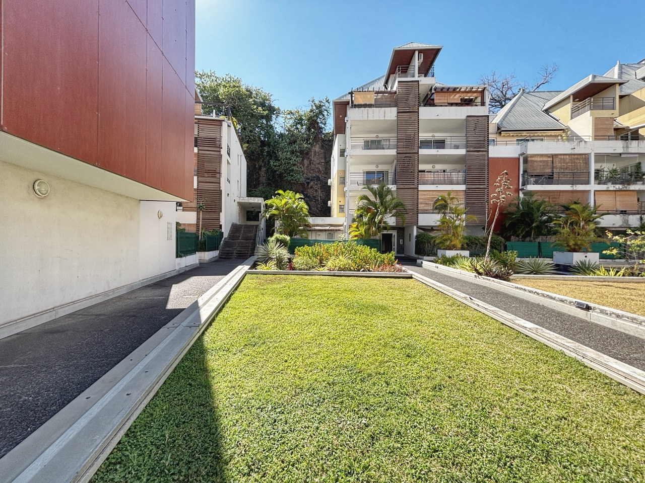 SAINT DENIS (REUNION) - STUDIO LOUÉ SPECIAL INVESTISSEURS